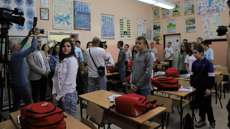 博尔市中小学生背上“紫金”新书包