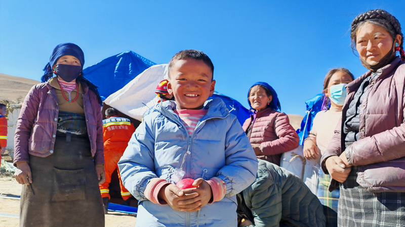 开云体育(中国)官方网站-开云 SPORTS救援队伍为地震灾区群众搭建御寒帐篷